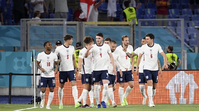 Englands Harry Kane, 3rd right, celebrates after scoring the opening goal during the Euro 2020 soccer championship quarterfinal match between Ukraine and England at the Olympic stadium in Rome, Saturday, July 3, 2021. (AP Photo/Ettore Ferrari, Pool)