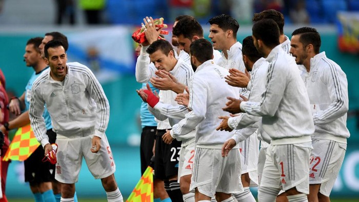 SAINT PETERSBURG, RUSSIA - JULY 02: Sergio Busquets of Spain encourages the team after singing the national anthem prior to the UEFA Euro 2020 Championship Quarter-final match between Switzerland and Spain at Saint Petersburg Stadium on July 02, 2021 in Saint Petersburg, Russia. (Photo by Kirill Kudryavstev - Pool/Getty Images)
