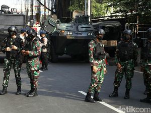 TNI Dilibatkan Jaga Pos Penyekatan PPKM di Kalimalang