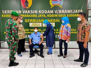 TNI Gelontorkan 800 Vaksin untuk Pekerja Pabrik Kertas di Sidoarjo TNI Gelontorkan 800 Vaksin untuk Pekerja Pabrik Kertas di Sidoarjo