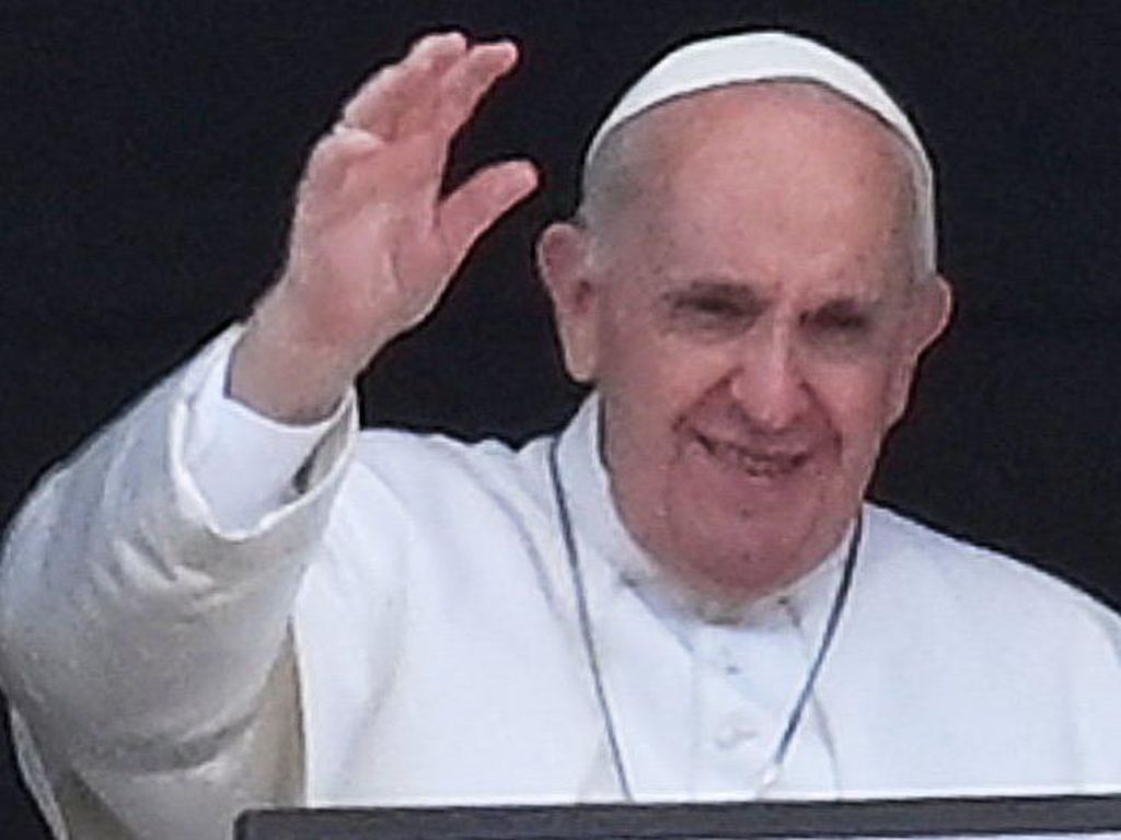 Momen Bahagia Paus Fransiskus di Ultah ke-85, Terima Kue dari Anak-anak