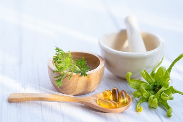 Tak hanya bantu jaga kesehatan kulit, vitamin E juga mengandung antioksidan sebagai pelindung kekebalan tubuh.