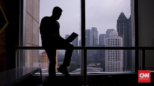 Suasana perkantoran perbankan di Kawasan SCBD, Jakarta Pusat, Senin (5/7/2021). Dalam massa PPKM Darurat, perkantoran yang termasuk sektor esensial seperti  jasa keuangan, perbankan, pasar modal, sistem pembayaran teknologi informasi diberlakukan 50% maksimal WFO dengan protokol kesehatan yang ketat. (CNN Indonesia/ Adi Maulana)