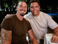 Zlatan Ibrahimovic Jumpa Ronaldo, Senyumnya Lebar Banget!