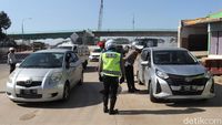 Ada Penyekatan, Puluhan Mobil Diputar Balik di Exit Tol Cileunyi