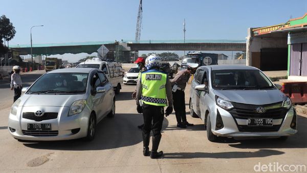 Ada Penyekatan, Puluhan Mobil Diputar Balik di Exit Tol Cileunyi