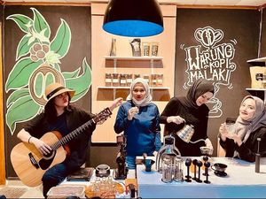 Angel Lelga Selalu Modis Saat Ngopi Bareng Teman