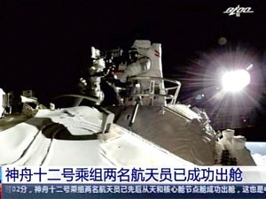 Momen Bersejarah Astronaut China Jalan-jalan 7 Jam di Antariksa