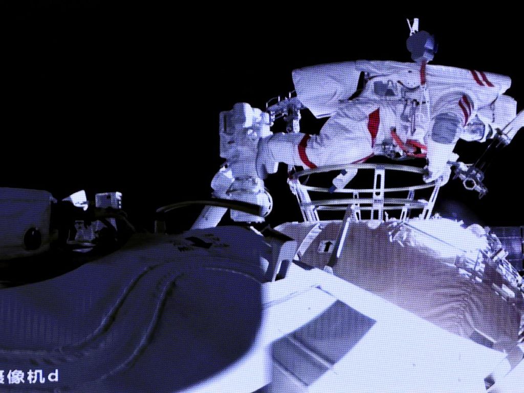 Astronaut Shenzhou-14 Rampungkan Misi Aktivitas Luar Wahana Antariksa
