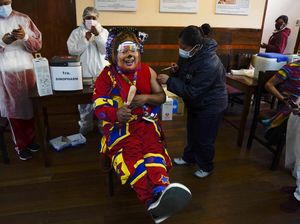 Saat Badut Ikut Vaksin. Tetap Saja Melucu Saat Badut Ikut Vaksin. Tetap Saja Melucu