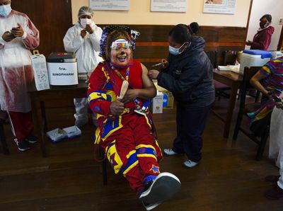 Saat Badut Ikut Vaksin. Tetap Saja Melucu