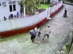 Terekam CCTV Komplotan Begal Sasar Bocah 10 Tahun-Rampas HP