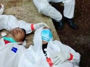 Heboh Video Nakes Tepar Usai Kubur Jenazah Pasien COVID-19 di Ciamis Heboh Video Nakes Tepar Usai Kubur Jenazah Pasien COVID-19 di Ciamis