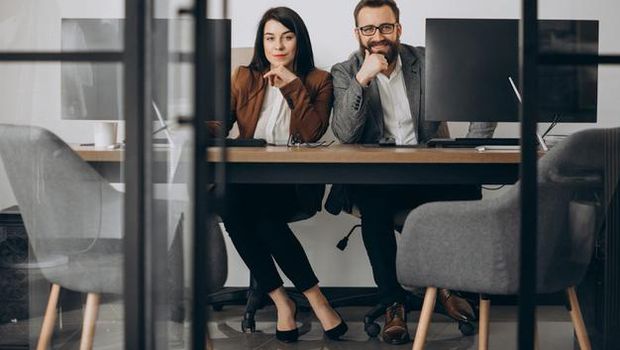 Lebih baiknya kita berpacaran dengan pekerja yang setara atau selevel dengan kita.