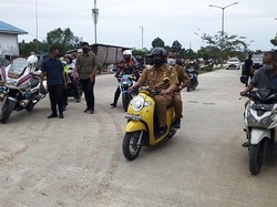 Kala Bobby Boncengkan Kadis Naik Kereta Cek Kondisi Jalan di Medan