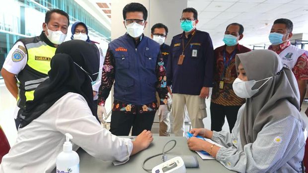 Emil Tinjau Vaksinasi di Bandara, Pastikan Calon Penumpang Sudah Divaksin