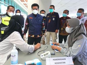 Pastikan Calon Penumpang Divaksin, Wagub Jatim Tinjau Vaksinasi di Bandara