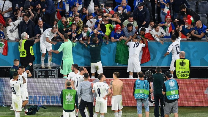MUNICH, GERMANY - JULY 02: Players of Italy celebrate with the fans following victory in the UEFA Euro 2020 Championship Quarter-final match between Belgium and Italy at Football Arena Munich on July 02, 2021 in Munich, Germany. (Photo by Stuart Franklin/Getty Images)