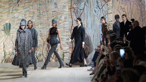 Models wear creations for Dior's Haute Couture Fall-Winter 2021-2022 fashion collection presented Monday, July 5, 2021, in Paris. (AP Photo/Michel Euler)