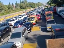 Penampakan Kendaraan Mengular di GT Pasteur Imbas Penyekatan