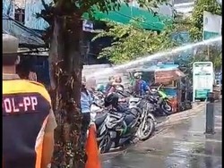 Polisi Bubarkan Kerumunan Warga di Depan Plaza Kenari Pakai Water Cannon