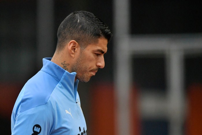 CARACAS, VENEZUELA - JUNE 08: Luis Suárez of Uruguay warms up prior to a match between Venezuela and Uruguay as part of South American Qualifiers for Qatar 2022 at Estadio Olímpico on June 08, 2021 in Caracas, Venezuela. (Photo by Matias Delacroix-Pool/Getty Images)