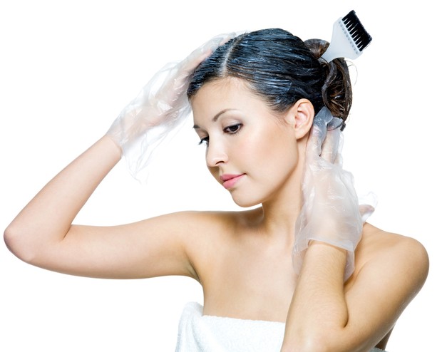 Menghindari mengecat rambut merupakan salah satu cara menumbuhkan rambut dengan cepat karena tidak terkontaminasi bahan kimia.