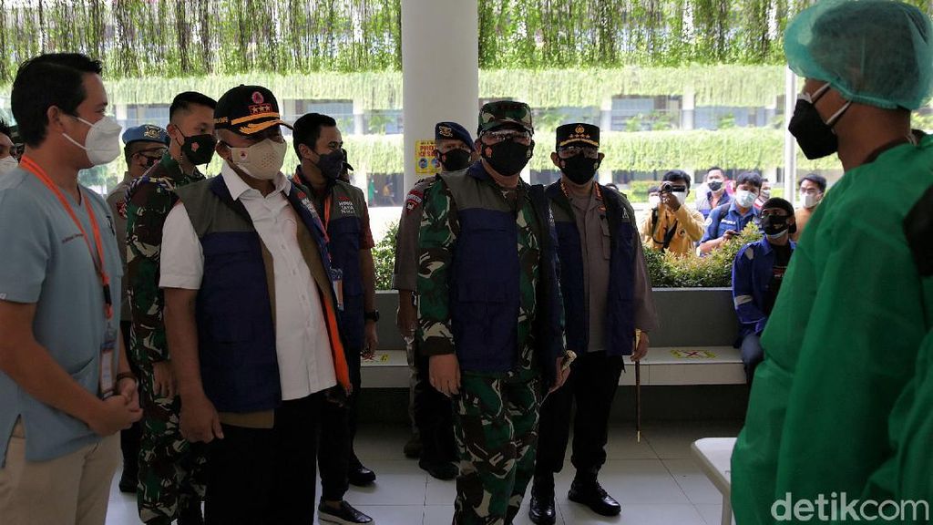 Momen Panglima TNI-Kapolri Tinjau Vaksinasi Massal di Jakarta