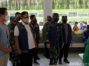 Momen Panglima TNI-Kapolri Tinjau Vaksinasi Massal di Jakarta