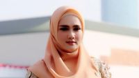Mulan Jameela Makan di Restoran Sunda, Dinyinyiri Gegara Pakai Sarung Tangan