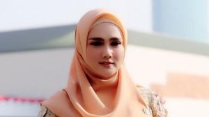 Mulan Jameela Makan di Restoran Sunda, Dinyinyiri Gegara Pakai Sarung Tangan