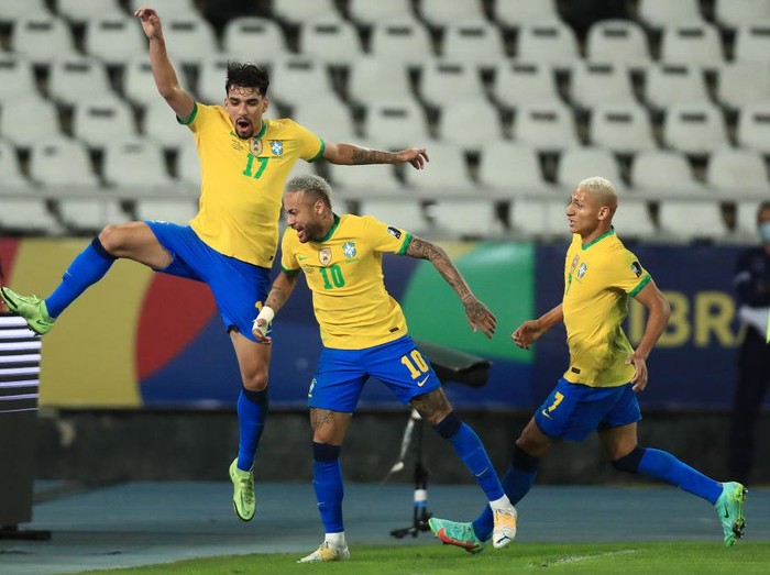 RIO DE JANEIRO, BRAZIL - JULY 05: (L-R) Lucas Paqueta of Brazil celebrates with teammates Neymar Jr. and Richarlison after scoring the first goal of his team during a semi-final match of Copa America Brazil 2021 between Brazil and Peru at Estadio Olímpico Nilton Santos on July 05, 2021 in Rio de Janeiro, Brazil. (Photo by Buda Mendes/Getty Images)