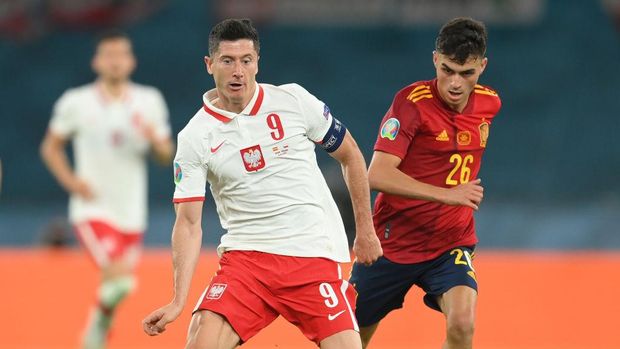 SEVILLE, SPAIN - JUNE 19: Robert Lewandowski of Poland runs with the ball whilst under pressure from Pedri of Spain during the UEFA Euro 2020 Championship Group E match between Spain and Poland at Estadio La Cartuja on June 19, 2021 in Seville, Spain. (Photo by David Ramos/Getty Images)