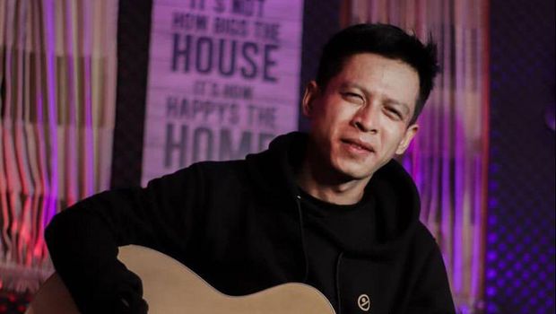 Media sosial dibikin geger oleh seorang pria asal Subang karena wajahnya disebut mirip Ariel NOAH dan Shah Rukh Khan. Yuk intip!