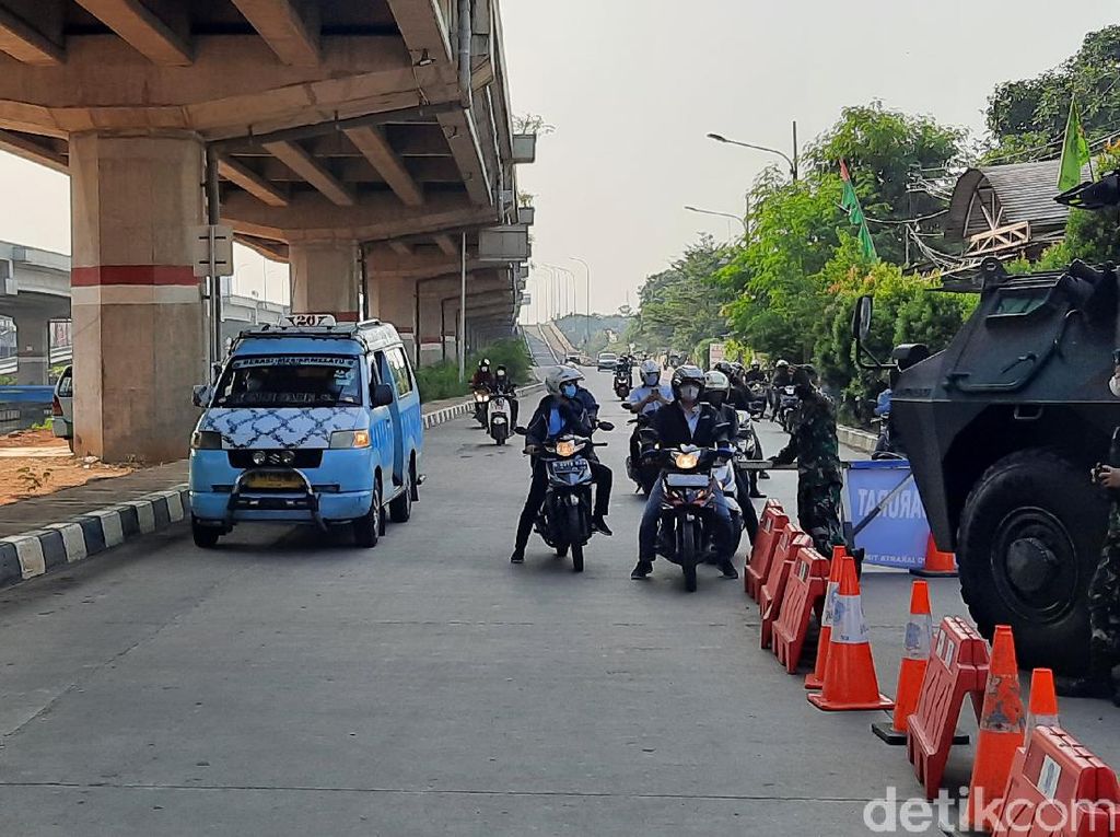 Polisi: Kemacetan di Penyekatan Kalimalang Turun 85 Persen Pagi Ini Polisi: Kemacetan di Penyekatan Kalimalang Turun 85 Persen Pagi Ini