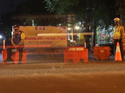 Potret Penerapan Jam Malam di Sejumlah Kota Saat PPKM Darurat