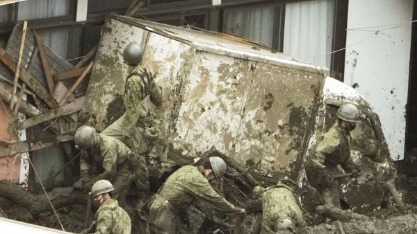 Potret Tim SAR Berjibaku Cari Korban Longsor di Jepang