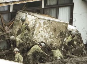 Potret Tim SAR Berjibaku Cari Korban Longsor di Jepang