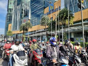 Perang Klakson dan Macet Warnai Penyekatan PPKM Darurat di Bundaran Waru CITO