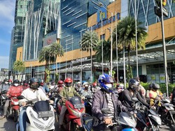 Perang Klakson dan Macet Warnai Penyekatan PPKM Darurat di Bundaran Waru CITO