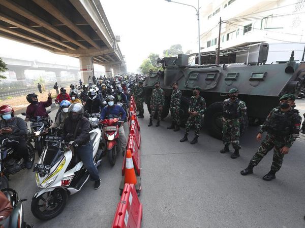 Saat Rantis Barracuda-Panser Anoa Cegat Kendaraan Masuk Ibu Kota