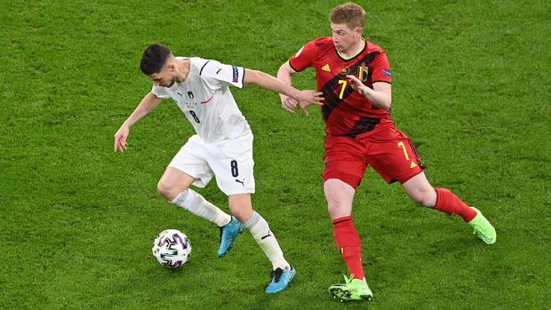 SOCCER-EURO-BEL-ITA/REPORT Soccer Football - Euro 2020 - Quarter Final - Belgium v Italy - Football Arena Munich, Munich, Germany - July 2, 2021 Italy's Jorginho in action with Belgium's Kevin De Bruyne Pool via REUTERS/Stuart Franklin