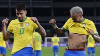 Lucas Paqueta merayakan golnya dengan menari bersama Neymar. AP Photo/Silvia Izquierdo