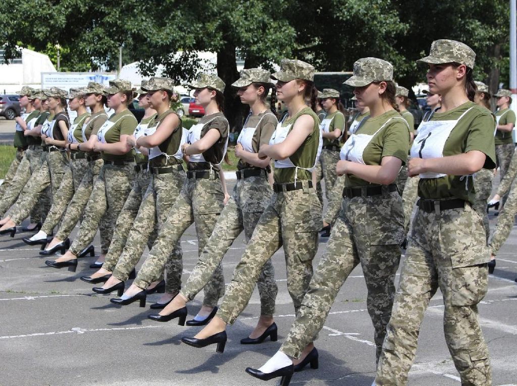 Kontroversi Tentara Wanita Ukraina Parade Pakai Heels, Menteri Saling Kritik Kontroversi Tentara Wanita Ukraina Parade Pakai Heels, Menteri Saling Kritik