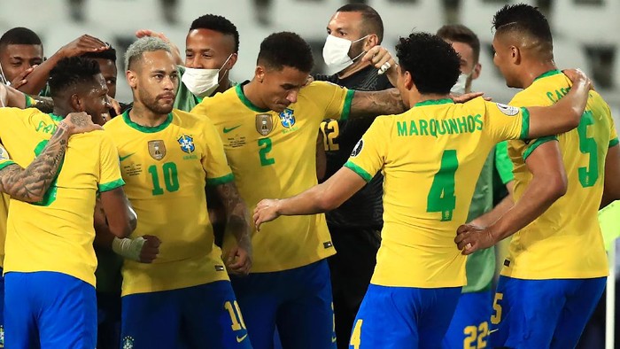RIO DE JANEIRO, BRAZIL - JULY 05: Neymar Jr. celebrates with teammates after the first goal of his team scored by Lucas Paqueta (not in frame) during a semi-final match of Copa America Brazil 2021 between Brazil and Peru at Estadio Olímpico Nilton Santos on July 05, 2021 in Rio de Janeiro, Brazil. (Photo by Buda Mendes/Getty Images)