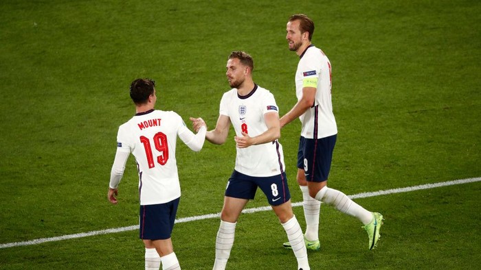 ROME, ITALY - JULY 03: Jordan Henderson of England celebrates with Mason Mount and Harry Kane after scoring their sides fourth goal during the UEFA Euro 2020 Championship Quarter-final match between Ukraine and England at Olimpico Stadium on July 03, 2021 in Rome, Italy. (Photo by Alessandro Garafallo - Pool/Getty Images)