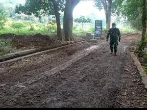 TNI Bangun Jalan Rusak di Tangerang yang Terbengkalai 20 Tahun TNI Bangun Jalan Rusak di Tangerang yang Terbengkalai 20 Tahun