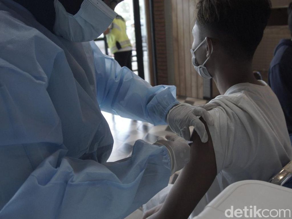 Calon Penumpang di Bandara Lombok Dapat Vaksin Gratis