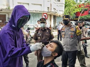 PPKM Darurat di Surabaya, Polisi Sidak Perkantoran-Swab Warga Secara Random