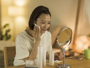 7 Essence yang Bikin Glowing, Bantu Mencerahkan Hingga Mencegah Jerawat 7 Essence yang Bikin Glowing, Bantu Mencerahkan Hingga Mencegah Jerawat